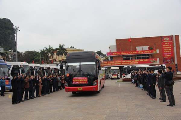 Ấm áp những chuyến xe đậm tình đưa thợ mỏ về quê ăn Tết