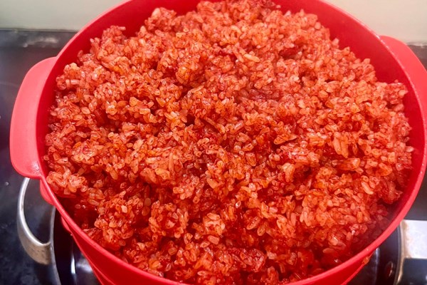 Cách thổi xôi gấc đỏ tươi và ngon dẻo cúng giao thừa