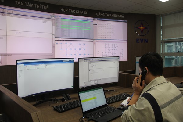 Những người âm thầm giữ dòng điện được thông suốt