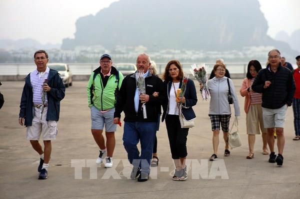 Quảng Ninh đón du khách quốc tế "xông đất" đầu năm mới Quý Mão