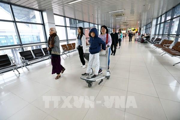 Sân bay Nội Bài đón những hành khách đầu tiên trong ngày đầu năm mới