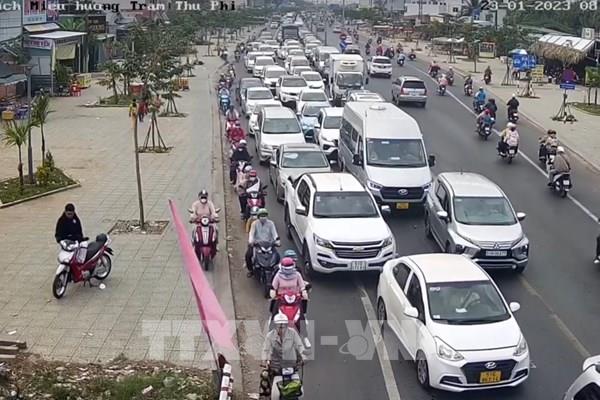 Mùng 2 Tết, cầu Rạch Miễu nhiều lần xả trạm thu phí