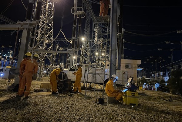 Xuyên Tết thi công sửa chữa thiết bị tại Trạm biến áp 500 kV Vĩnh Tân