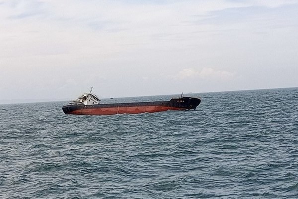 Tàu chở hàng bị lật ngoài khơi Nhật Bản