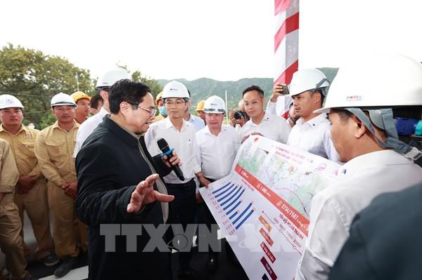 Thủ tướng kiểm tra dự án xây dựng đường bộ cao tốc Nha Trang - Cam Lâm