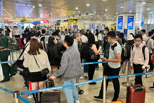 Lượng khách tại sân bay Nội Bài tăng cao ngày cuối cùng kỳ nghỉ Tết