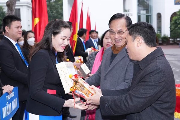 May 10 xuất ngoại thời trang Việt