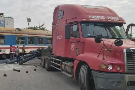 Tai nạn giao thông giữa tàu khách với xe ô tô đầu kéo