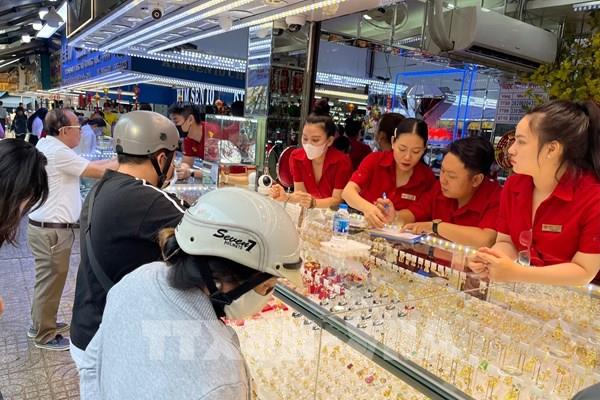 Thị trường vàng Tp. Hồ Chí Minh nhộn nhịp ngày Vía Thần tài