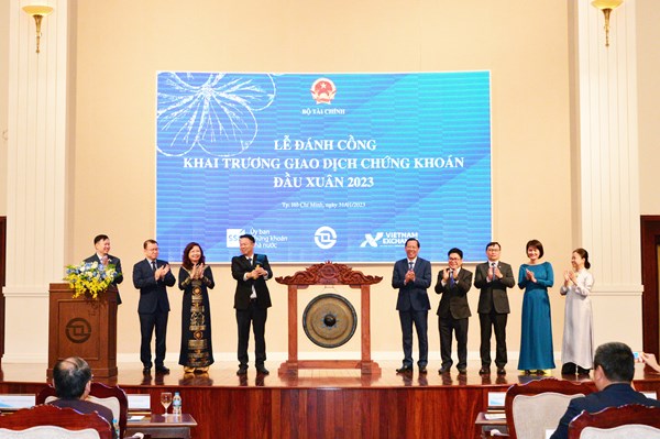 Đánh cồng khai phiên giao dịch chứng khoán đầu Xuân 2023
