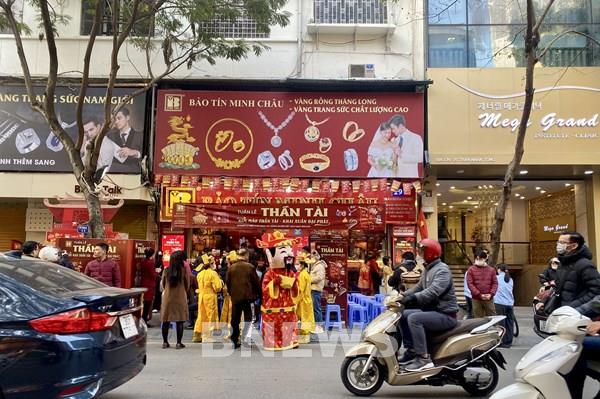 Phố vàng Hà Nội tấp nập người mua