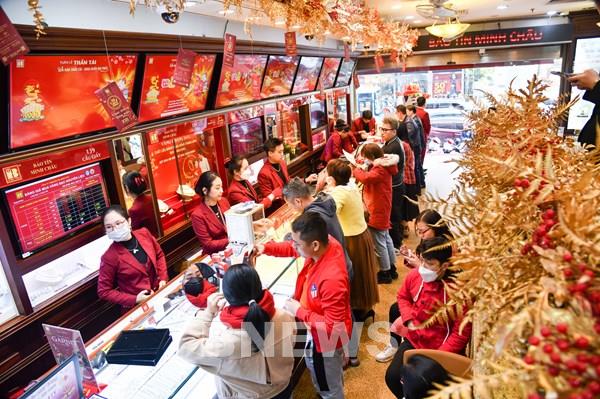 Giá vàng cuối ngày Vía Thần tài hạ nhiệt dù sức mua lớn