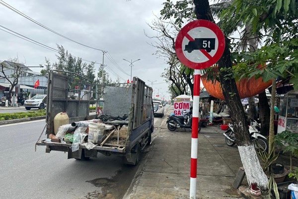 Bất cập trong cắm biển báo giới hạn phương tiện tại Quảng Nam