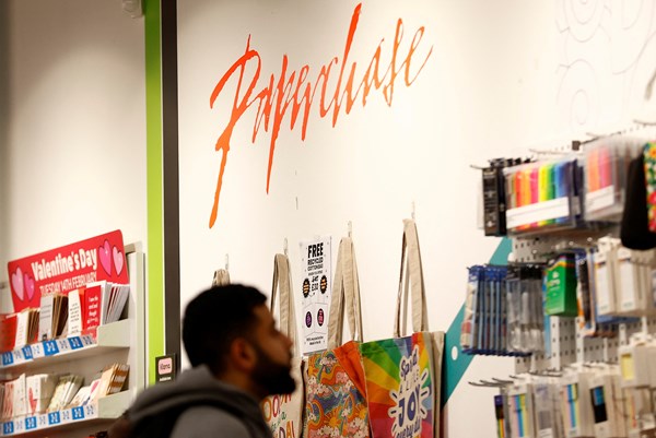 Khảo sát: Phần lớn nhà bán lẻ Anh sẽ tăng giá, giảm nhân sự vì chính sách mới