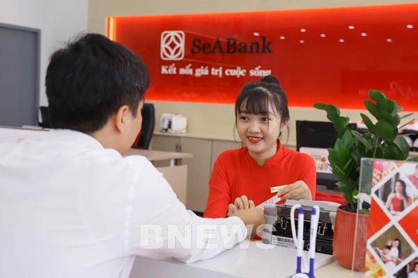 Lãi suất ngân hàng dù hạ nhiệt vẫn hút người gửi tiền