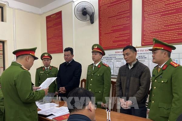 Bắt tạm giam nguyên Chủ tịch UBND xã thuê người khai thác khoáng sản trái phép