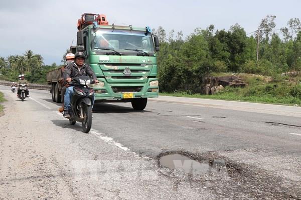 Quốc lộ 1 đoạn qua Quảng Ngãi hư hỏng nặng