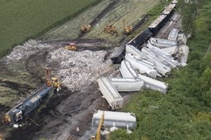 Tàu hỏa trật bánh gây cháy lớn tại Mỹ