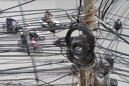 Bị điện giật khi tháo dỡ cây thông Noel