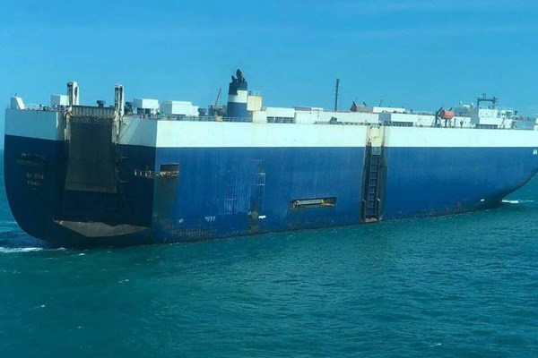 Bà Rịa-Vũng Tàu triển khai các biện pháp hỗ trợ tàu chở hơn 4.500 ô tô phát cháy trên biển