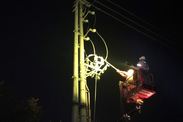 Khắc phục nhanh sự cố gãy cột điện 22kV do xe tải lăn xuống vực gây ra