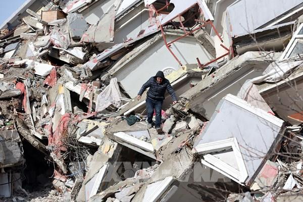 Tổng thống Thổ Nhĩ Kỳ Tayyip Erdogan thị sát vùng gần tâm chấn động đất