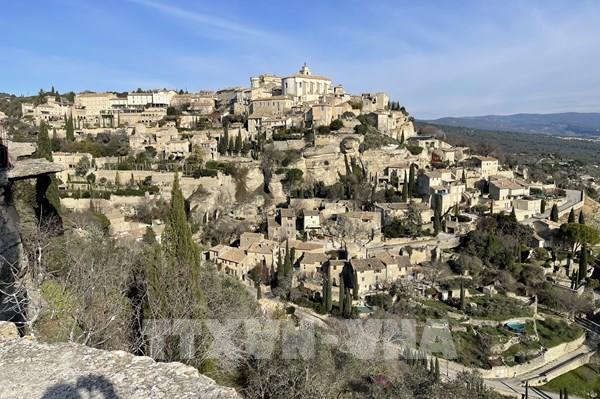 Pháp: Làng cổ Gordes vươn lên từ sỏi đá