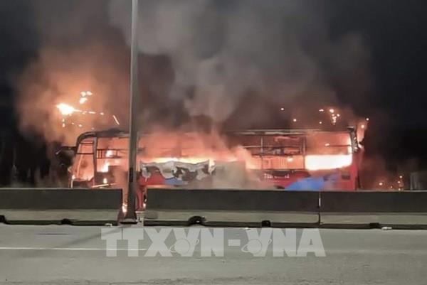 Xe khách bốc cháy khi đang chạy trên đường, hàng chục hành khách hoảng loạn