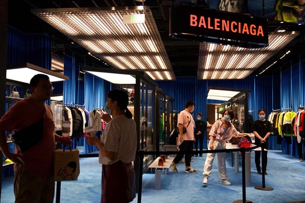 Balenciaga xin lỗi vì chiến dịch quảng cáo có hình ảnh bé gái gây tranh cãi