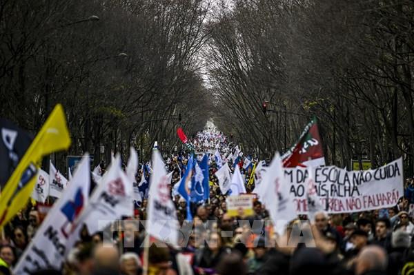 Hàng nghìn giáo viên ở Bồ Đào Nha tiếp tục tuần hành đòi tăng lương