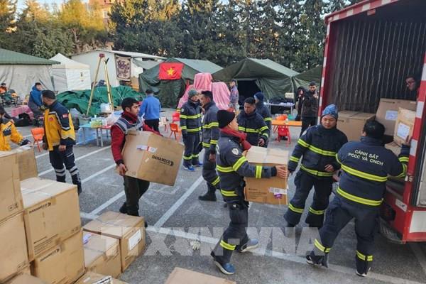 Động đất tại Thổ Nhĩ Kỳ và Syria: Đoàn Việt Nam trao tặng 2 tấn thiết bị y tế cho Thổ Nhĩ Kỳ