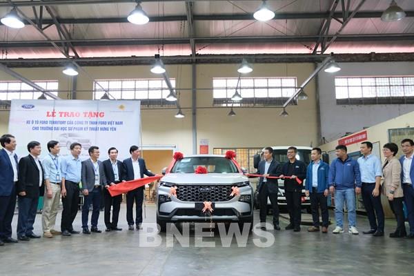 Ford Việt Nam tặng động cơ, hộp số và xe mới cho các trường kỹ thuật