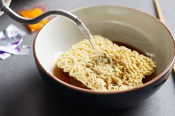 Mỹ: Khoảng 30% số vụ trẻ em bị bỏng nước sôi là do mì ăn liền