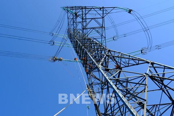 Hoàn thành sớm việc thay cách điện đường dây 500 kV Sơn La - Hòa Bình