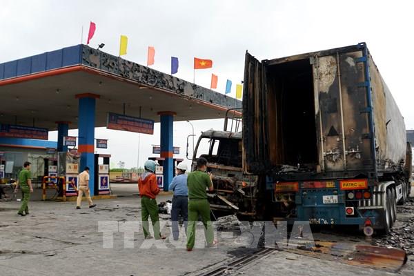 Quảng Nam: Khẩn trương điều tra nguyên nhân xe tải bốc cháy trước cây xăng