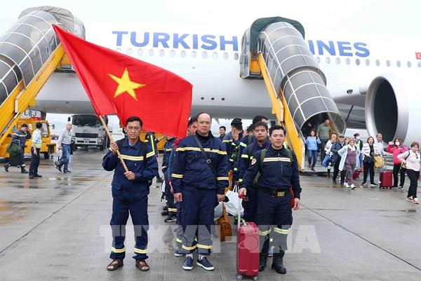 Cảm xúc vỡ òa của người lính cứu hộ khi cứu sống được nạn nhân tại Thổ Nhĩ Kỳ