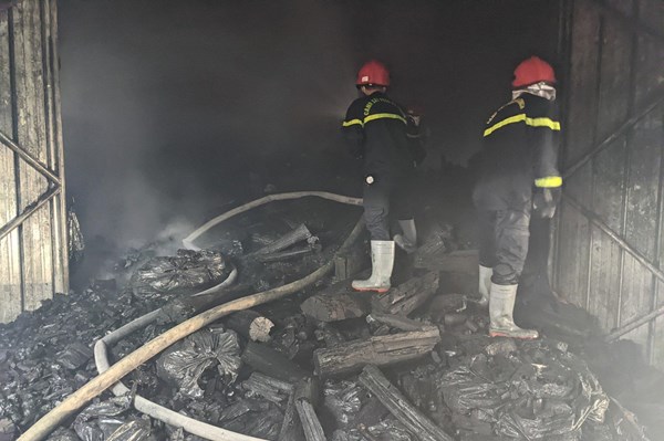 Cháy tại kho than củi 200 tấn ở thành phố Quảng Ngãi