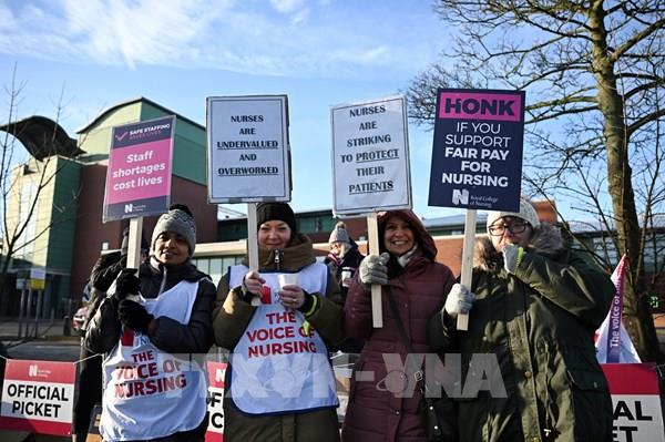 Nhân viên y tá vùng England (Anh) tạm dừng đình công đòi tăng lương