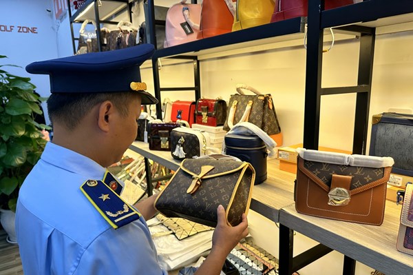  Kiểm tra đột xuất 9 cửa hàng chuyên bán hàng cho du khách quốc tế