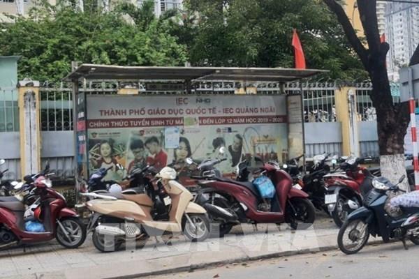 Lộn xộn bãi giữ xe tự phát trước cổng Bệnh viện Đà Nẵng