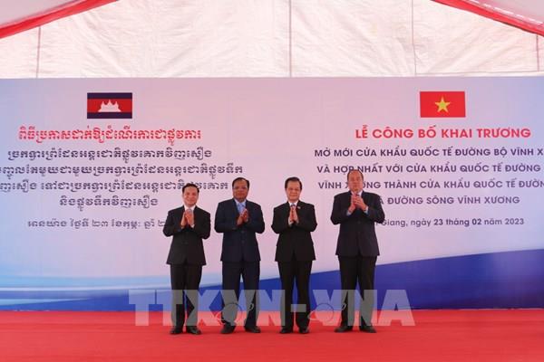 Cửa khẩu quốc tế đường bộ và đường sông Vĩnh Xương chính thức đi vào hoạt động