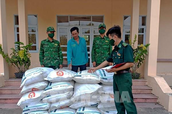 Phát hiện vụ vận chuyển 1 tấn đường cát nhập lậu bằng thuyền máy