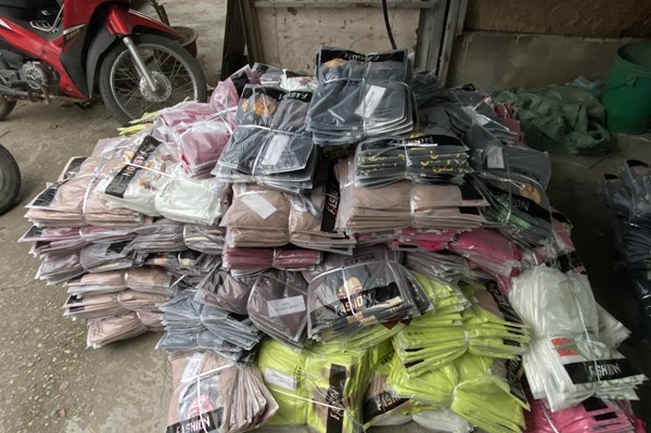 Tạm giữ 3.000 áo phông có dấu hiệu giả mạo nhãn hiệu