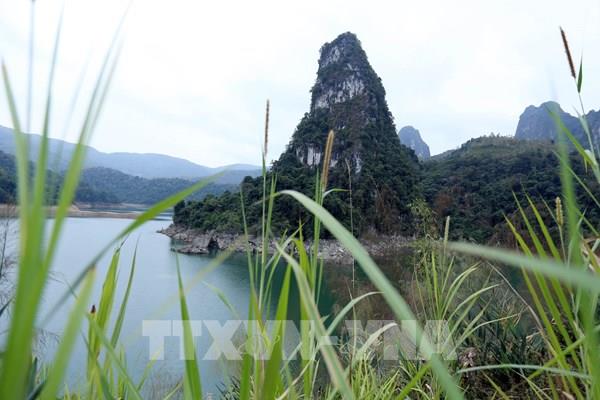 Vẻ đẹp hoang sơ của Vịnh Pá Khôm (Lai Châu)