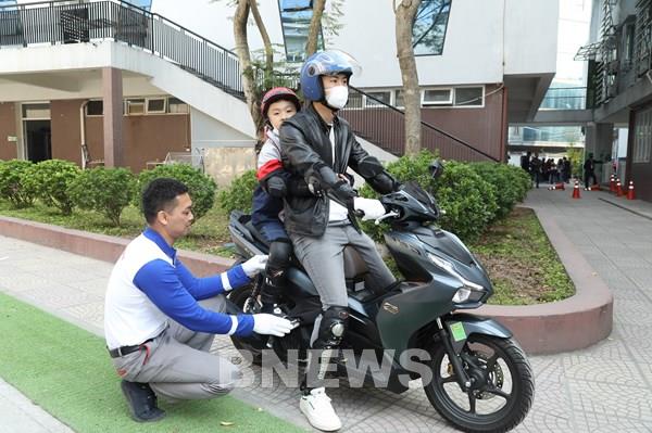 Honda Việt Nam tặng gần 620.000 mũ bảo hiểm cho học sinh lớp Một và lớp Hai