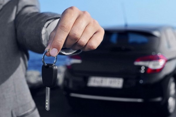 Làm giả hồ sơ để bán xe ô tô tự lái