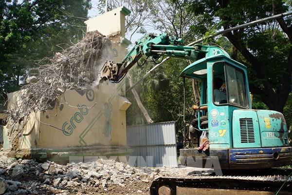 Tháo dỡ cầu bộ hành để thi công dự án cửa ngõ sân bay Tân Sơn Nhất