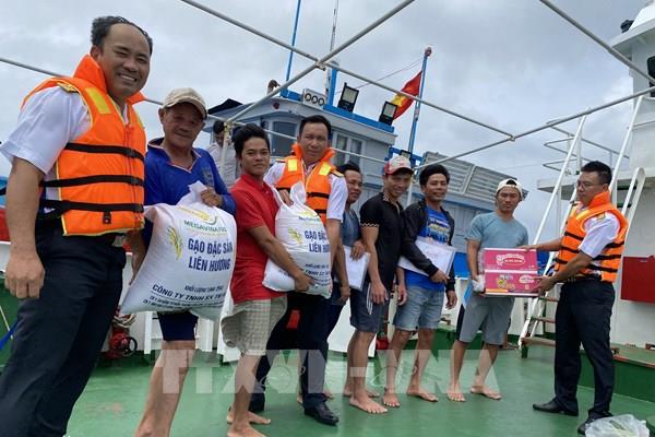 Hỗ trợ các tàu cá cạn kiệt lương thực đang neo đậu tại Trường Sa