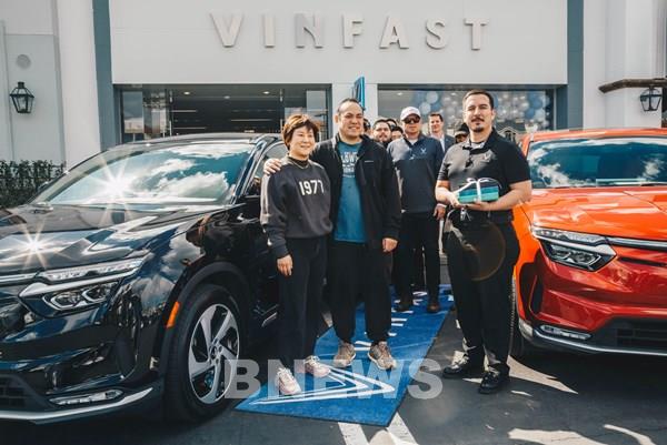 VinFast chính thức bàn giao xe VF 8 cho khách hàng Mỹ