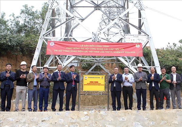 Gắn biển công trình Đường dây 220kV Nậm Mô - Tương Dương chào mừng Đại hội Công đoàn các cấp
